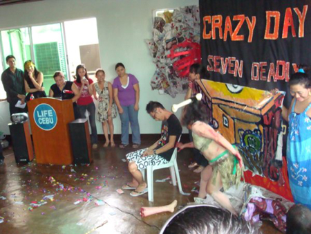 �t�B���s�����w�bLIFE CEBU�̌��k