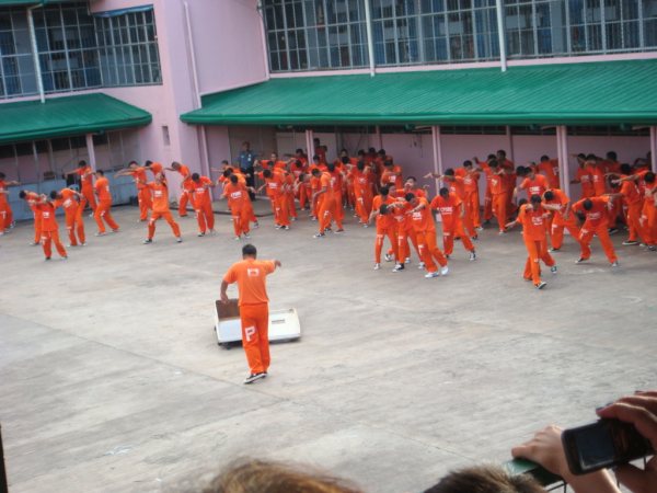 �t�B���s�����w�bLIFE CEBU�̌��k